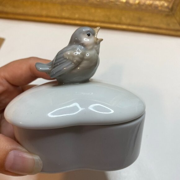 Vintage Otagiri Trinket Box White Porcelain Heart with Blue Bird on Lid 3x3x3 - Picture 2 of 7